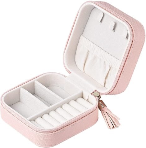 Luxury travel case for jewelry, an ideal gift for Mother’s Day, with multiple compartments for rings, earrings, and necklace.