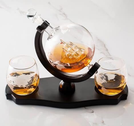 Globetrotter Whiskey Set: Includes stunning decanter, 2 globe glasses, and gift box – perfect for home bars.