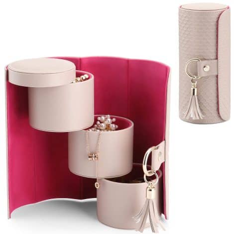 Vlando Viaggio is a compact jewelry box, perfect for female travelers and a thoughtful gift.