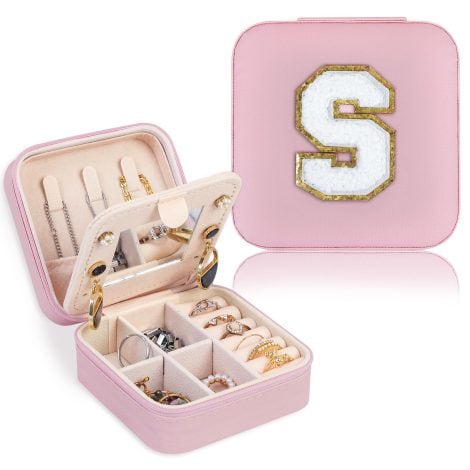 Travel jewelry storage, ideal women’s gift – compact, stylish pink case with mirror for necklaces and earrings.