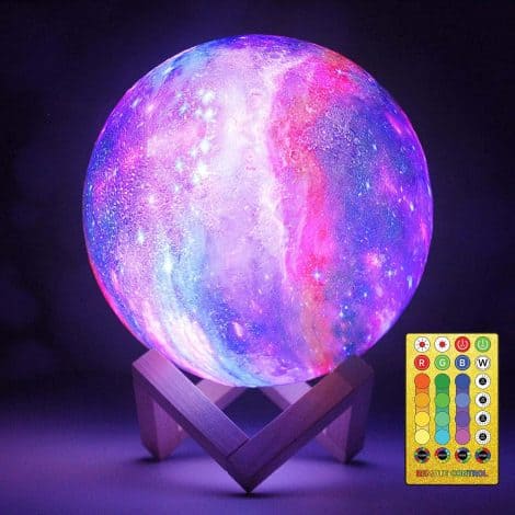 NSL Lighting presents the Moon Lamp, a 5.9″ 3D LED light that changes colors, with remote control. Perfect gift for all!