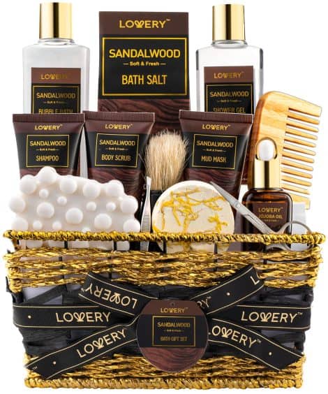 Sandalwood Christmas Bath Gift Set: 14-piece self-care kit for men, perfect as a relaxing gift from loved ones.