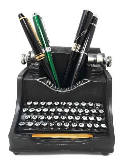 Retro Typewriter Pencil Holder: Perfect desk organizer gift for writers, vintage or typewriter enthusiasts. Get nostalgic!