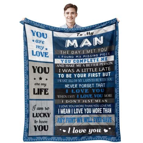 Quilazy presents a cozy blanket perfect for gifting to your special someone during Christmas, anniversaries, or birthdays.