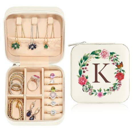 Parima Christmas gift for the special women and girls in your life – a stylish white travel jewelry case. Perfect for birthdays and special occasions.