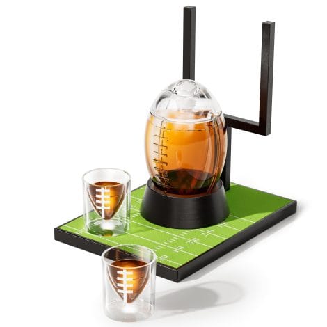 Football-themed whiskey decanter set, perfect for football fans. Ideal gift for men on birthdays or Christmas.