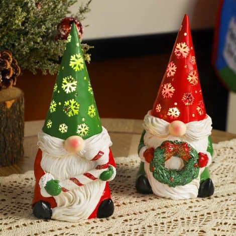 Christmas Gnome Decor Set: 2 Cute Lighted Gnome Figurines with Wreath and Candy Cane – Perfect Table Decoration for Christmas!